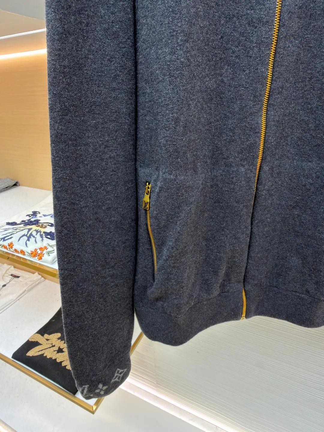LOUIS VUITTON Wool knitted printed stand collar long sleeves ●Original version: purchased and developed by 16288 ●Item number: 1681616-C05 ●Fabric: wool blended fabric ●Technology: knitted ●Color: gray ●Version: fitted version ●Weight: about 665 grams ●Size: S-M-L-XL ●Description: Made of selected wool blended fabric, it feels soft and delicate and has good warmth retention. After special washing process, it presents a unique aged texture and soft color. The three-dimensional tailoring fits the body shape, and the stand-up collar design with smooth zipper closure makes it neat and stylish to wear. The collar and cuffs are decorated with the brand's iconic Monogram jacquard pattern, with exquisite details that highlight the brand's identity. The body of the garment adopts flat-turn open-stitching technology, the stitches are even and flat, and the lines are clear and smooth. The pockets on both sides are designed to be practical and beautiful, and the edges are reinforced to ensure durability. The ribbed design on the hem and cuffs is both windproof and warm and can modify your figure. The entire jacket embodies Louis Vuitton's ultimate pursuit of quality and craftsmanship from fabric selection, tailoring to detail processing. It not only retains the elegant style of classic items, but also incorporates modern design language, making it suitable for various occasions and showing a low-key and luxurious fashion attitude. The overall wiring is straight and delicate, the fabric is comfortable and soft, and the color is consistent without color difference. It can be matched with the same style to create a fashionable look and control various occasions. Customized accessories, complete with three standards, same style for men and women!